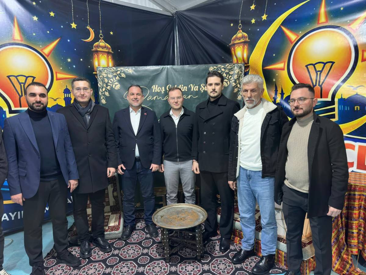 AK Gençlik İzmir'den 'Ramazan çadırı genç nokta' açılışı