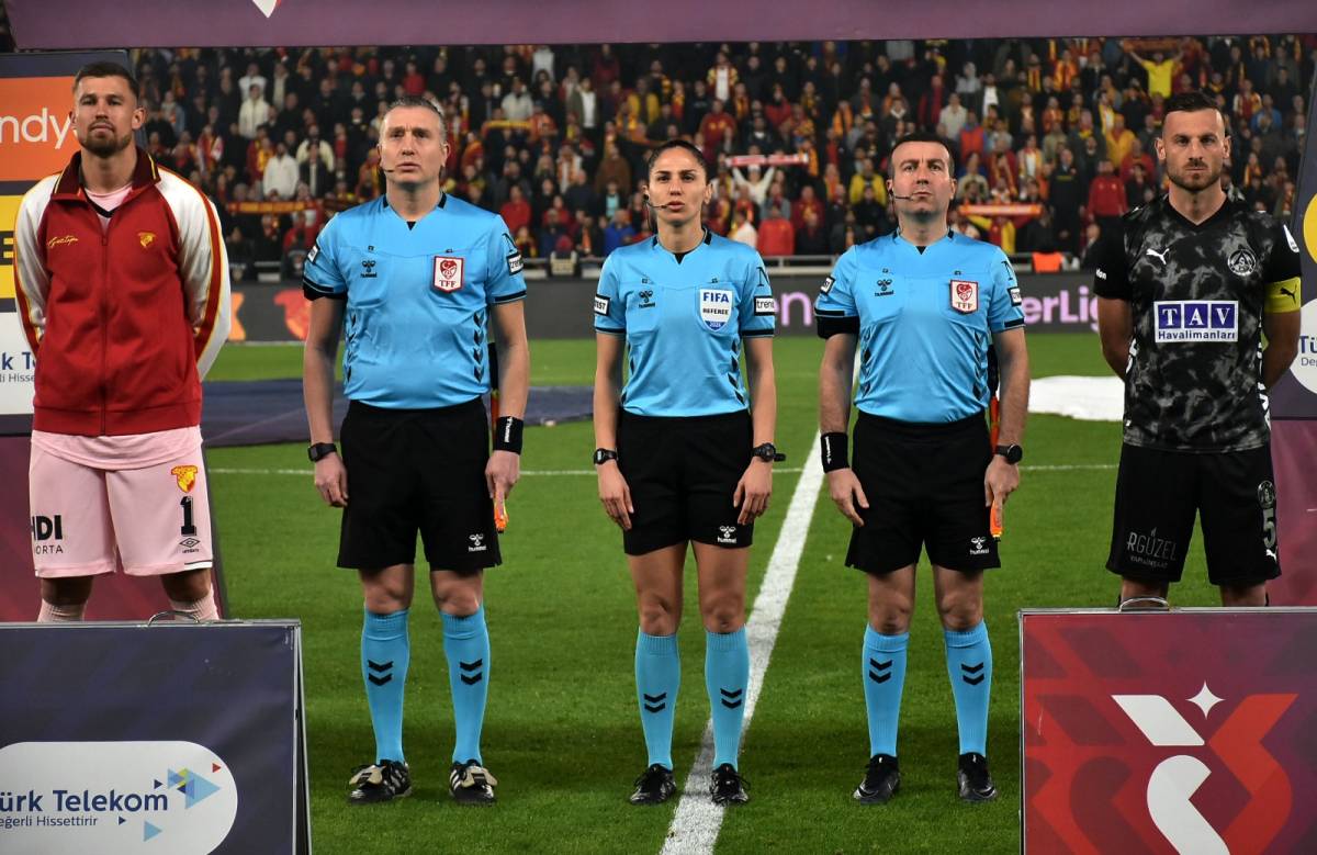 Süper Lig’de 22 Yıl Aradan Sonra Kadın Hakem Maç Yönetti
