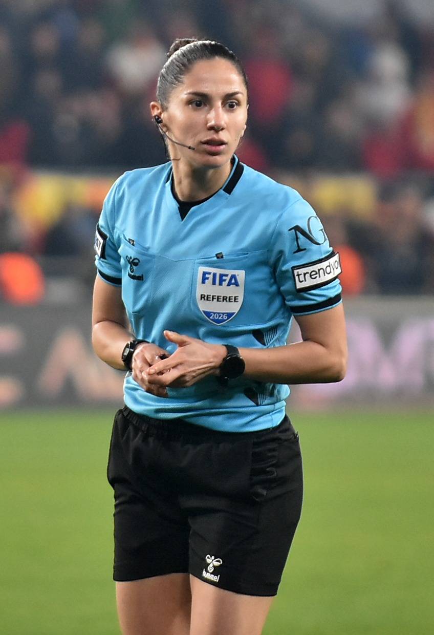 Süper Lig’de 22 Yıl Aradan Sonra Kadın Hakem Maç Yönetti