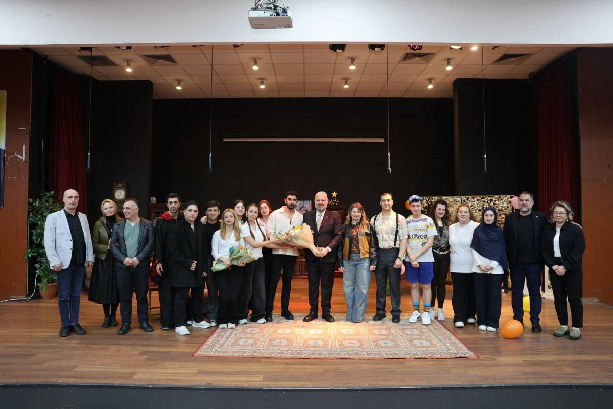 Menemenli oyuncular sahnede yıldızlaştı