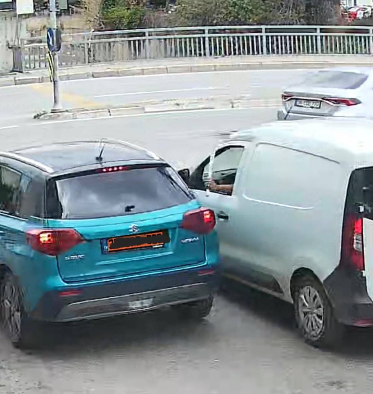 Trafikte dehşet anları: Beyzbol sopasıyla saldırdılar