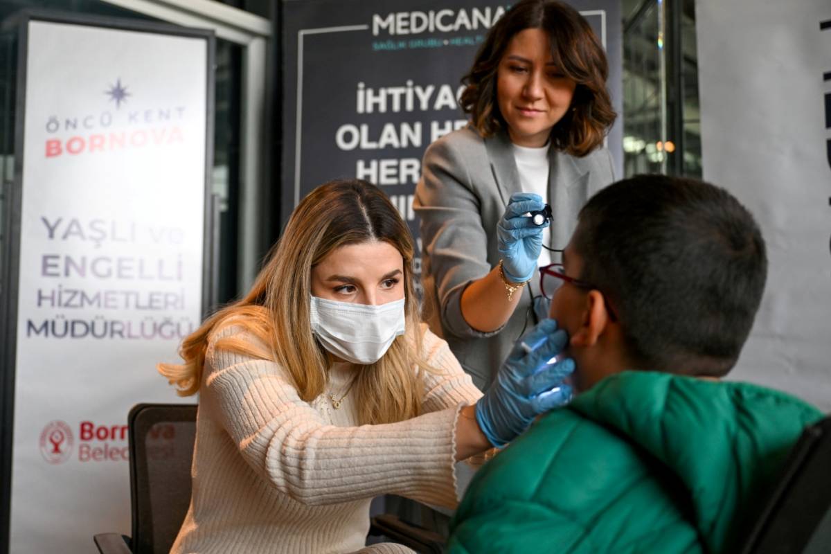 Bornova’da işitme engelli öğrencilere  diş taraması
