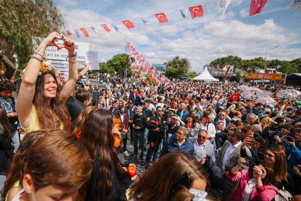 15. Uluslararası Alaçatı Ot Festivali’nde görkemli kortej