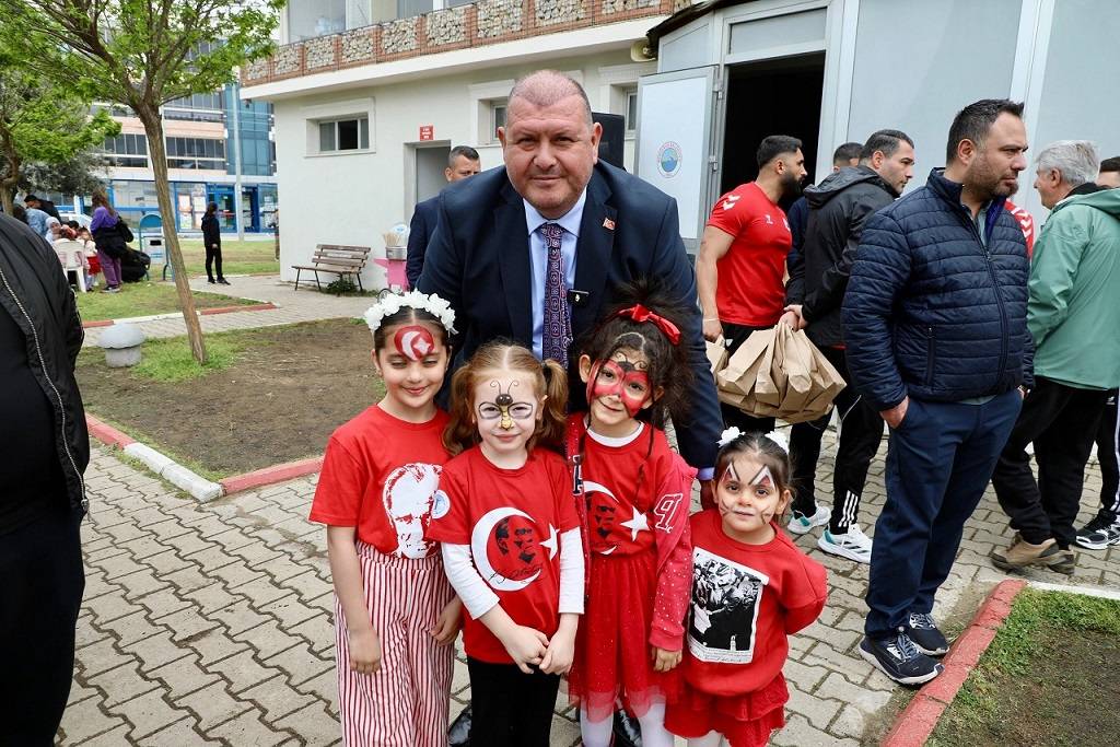 Menderes’te Minik Kramponlar Sahaya Çıktı