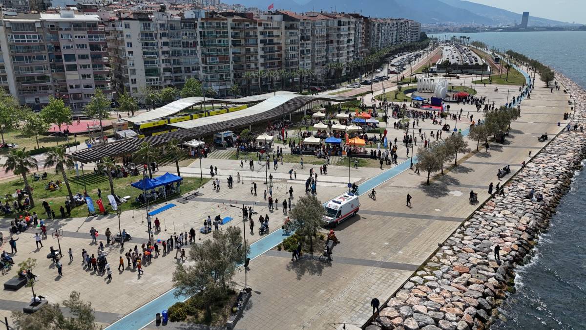 23 Nisan coşkusu Konak’tan yayıldı