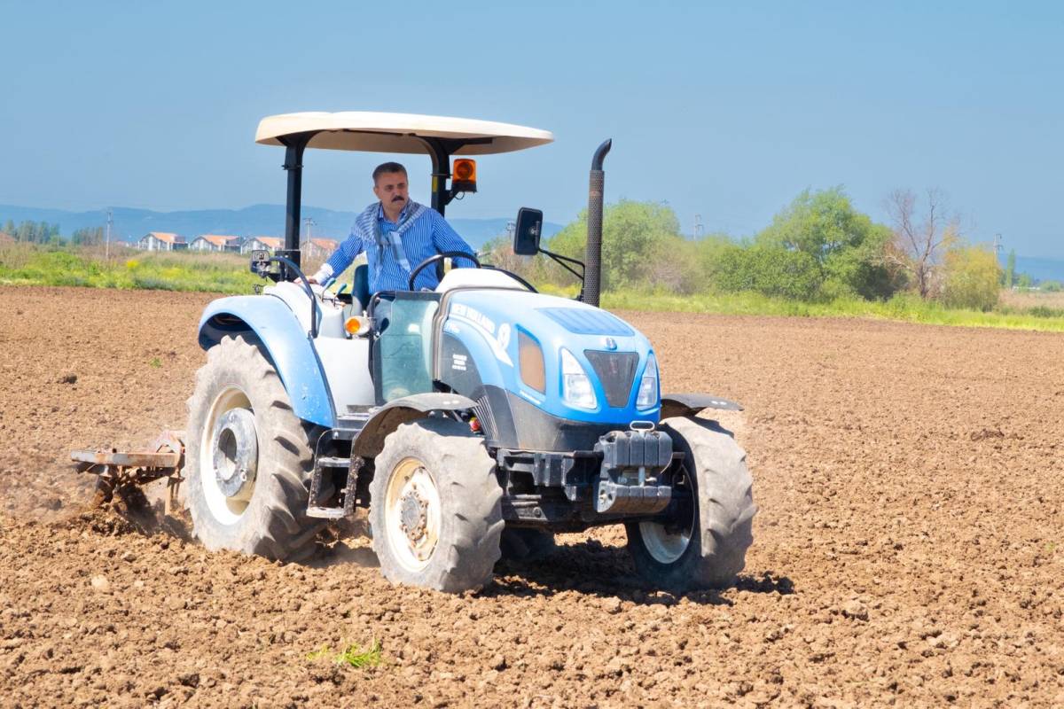 Başkan Kırgöz traktör başında