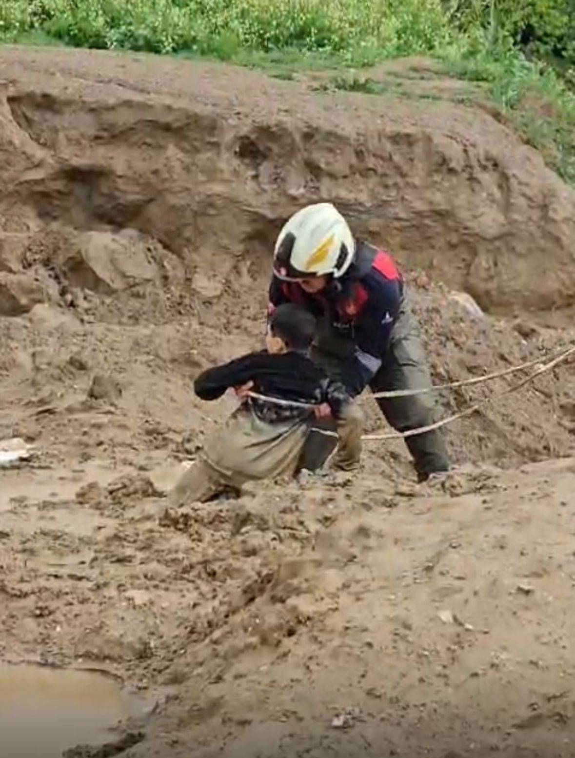 Torbalı'da çamura saplanan iki çocuğu itfaiye kurtardı
