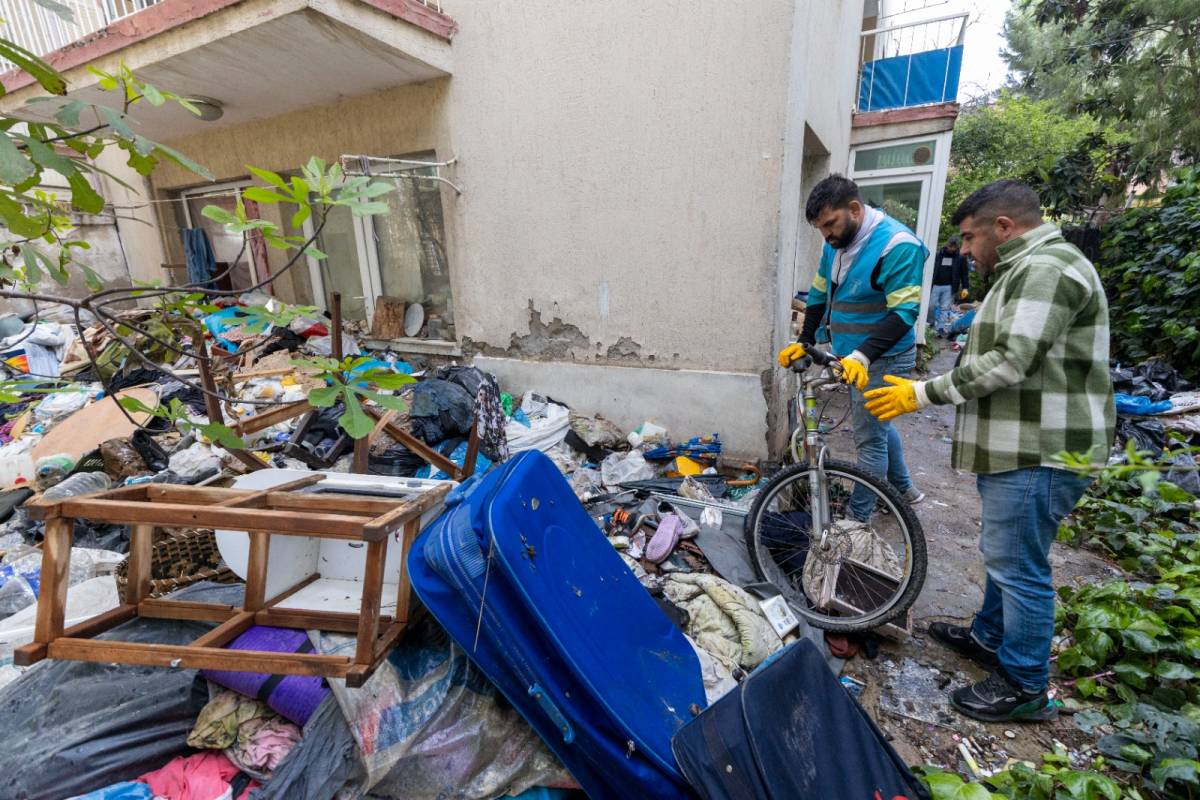 Karşıyaka Belediyesi’nden çöp eve müdahale