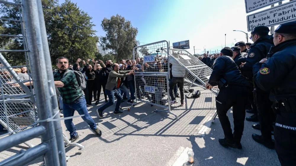 Meslek Fabrikası önünde biber gazlı müdahale