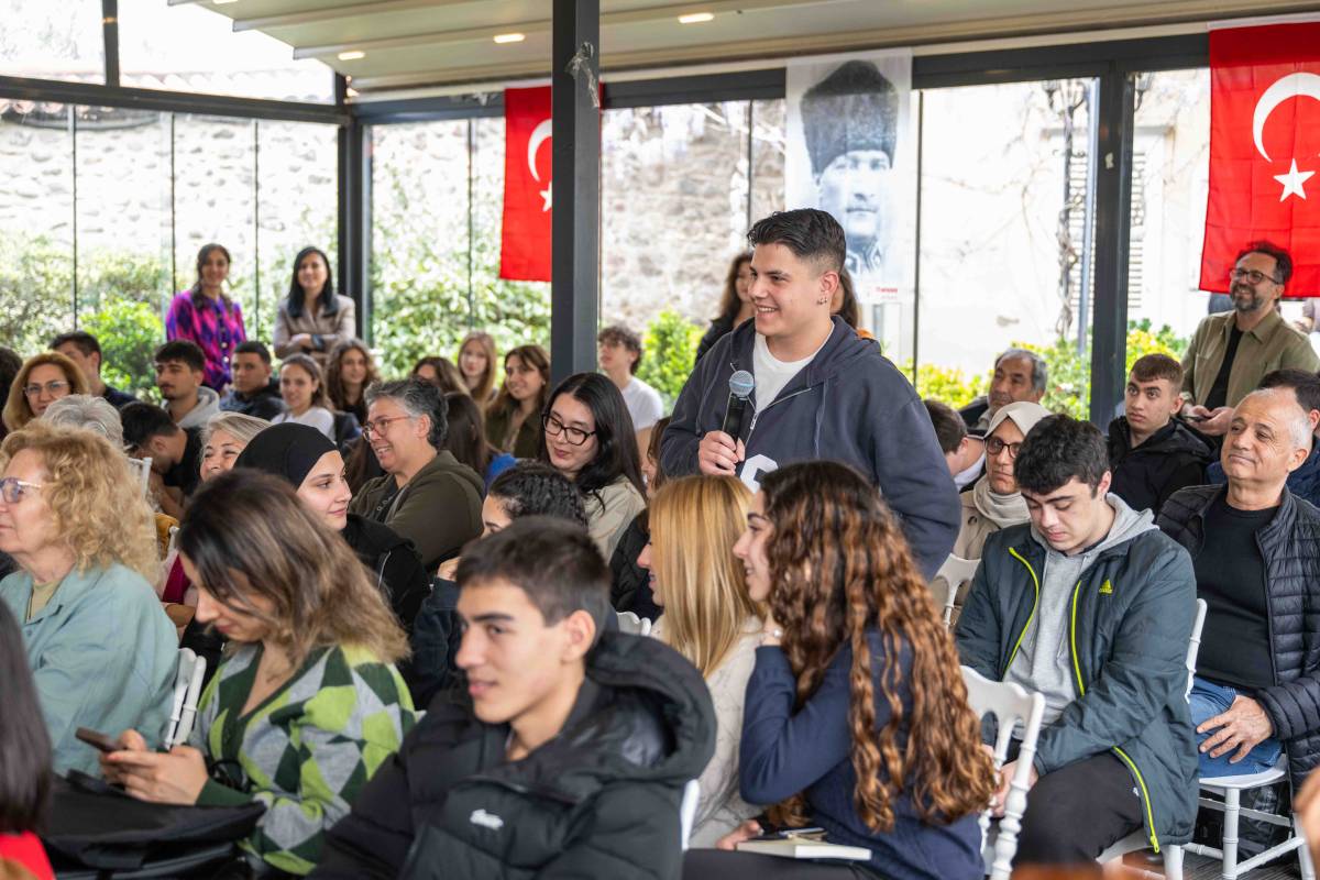 Latife Tekin Bornova’da gençlerle buluştu