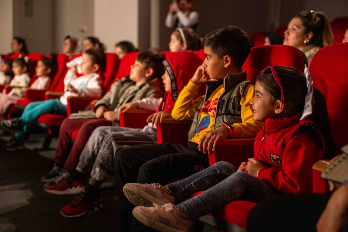 Bornova’da çocuk tiyatrosuna yoğun ilgi
