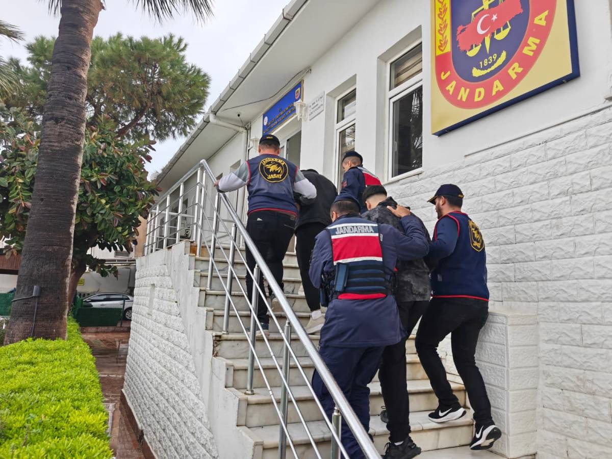 Araçlara dadanan hırsızlar, 35 kamera incelenerek yakalandı