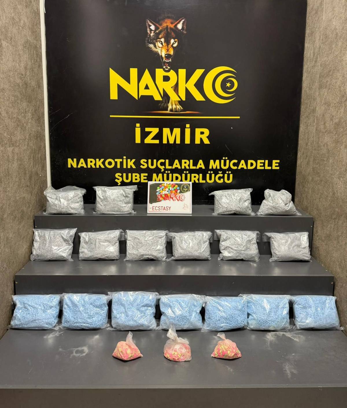 İzmir'de iki ayrı uyuşturucu operasyonunda 3 tutuklama