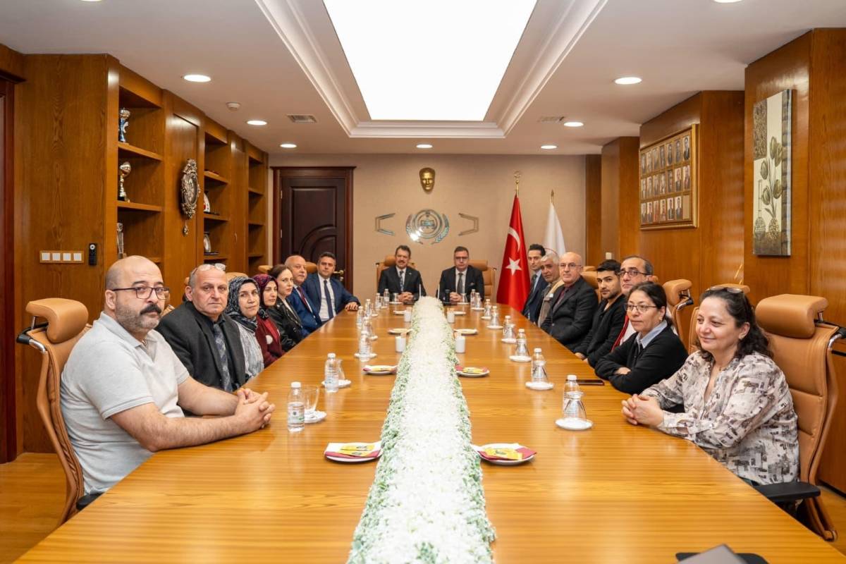 İzmir Adliyesi'nde şehit yakınları unutulmadı