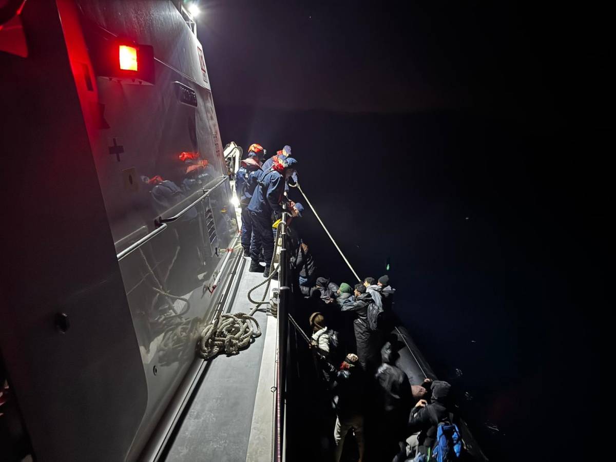 Urla açıklarında lastik botta 21 kaçak göçmen yakalandı