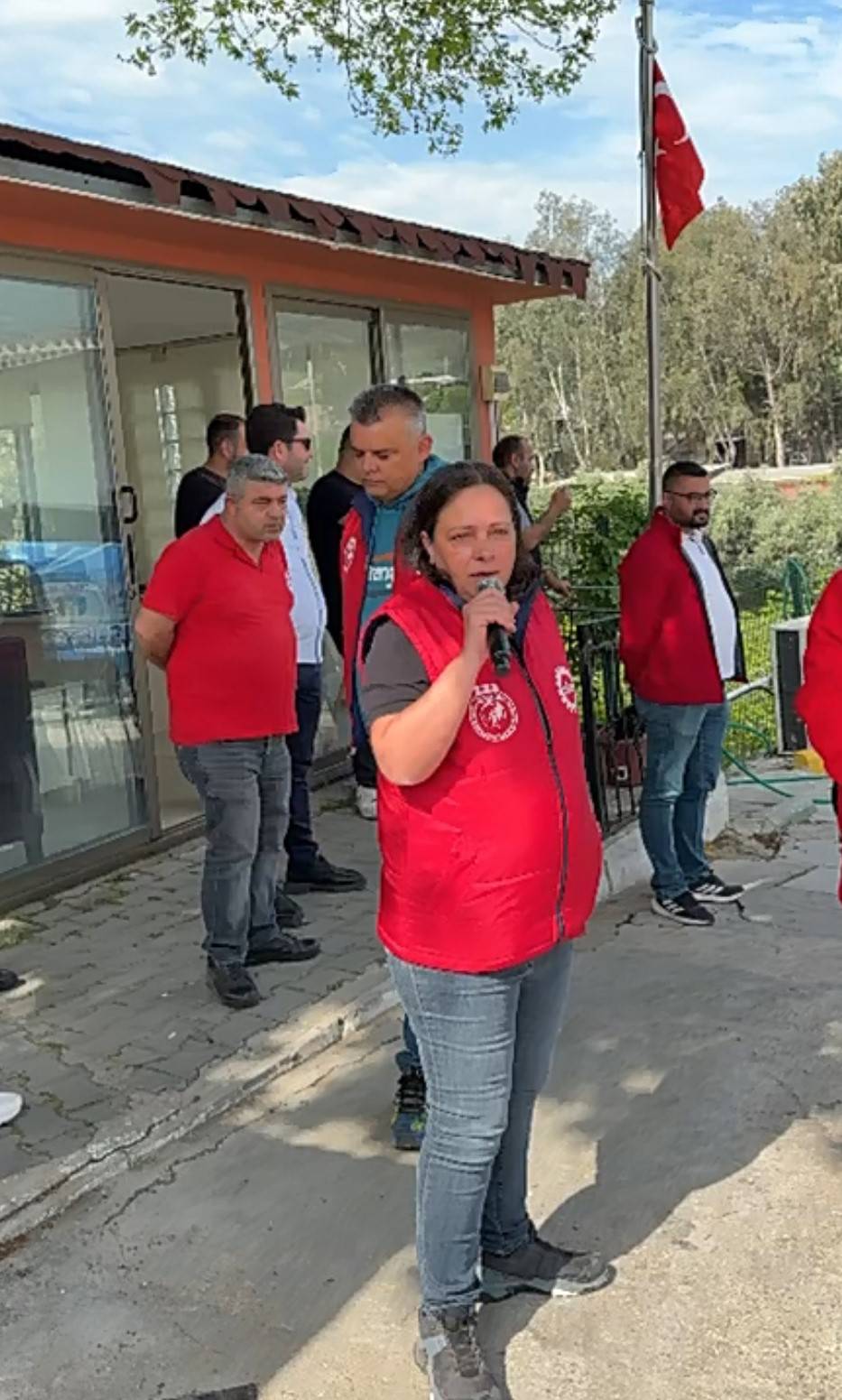 Karşıyaka Belediyesi işçilerinden Başkan İşçimenler'e tepki