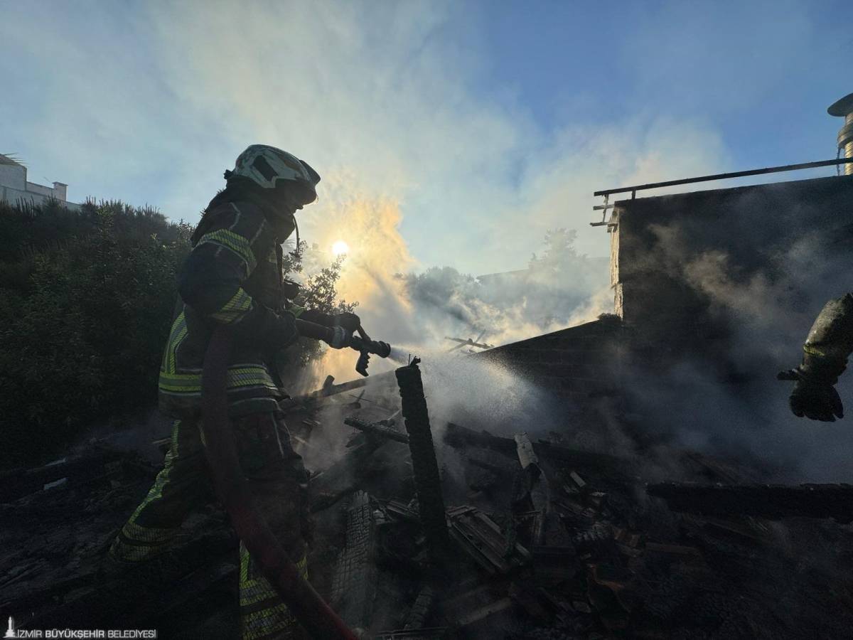 Restoran çatısı alevlere teslim oldu