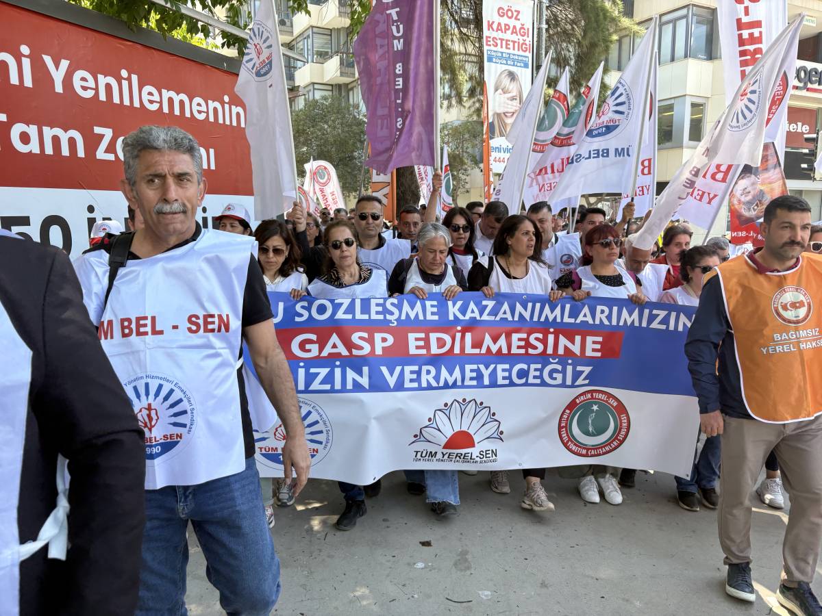 İzmir'de belediye memurları CHP'nin kapısına dayandı