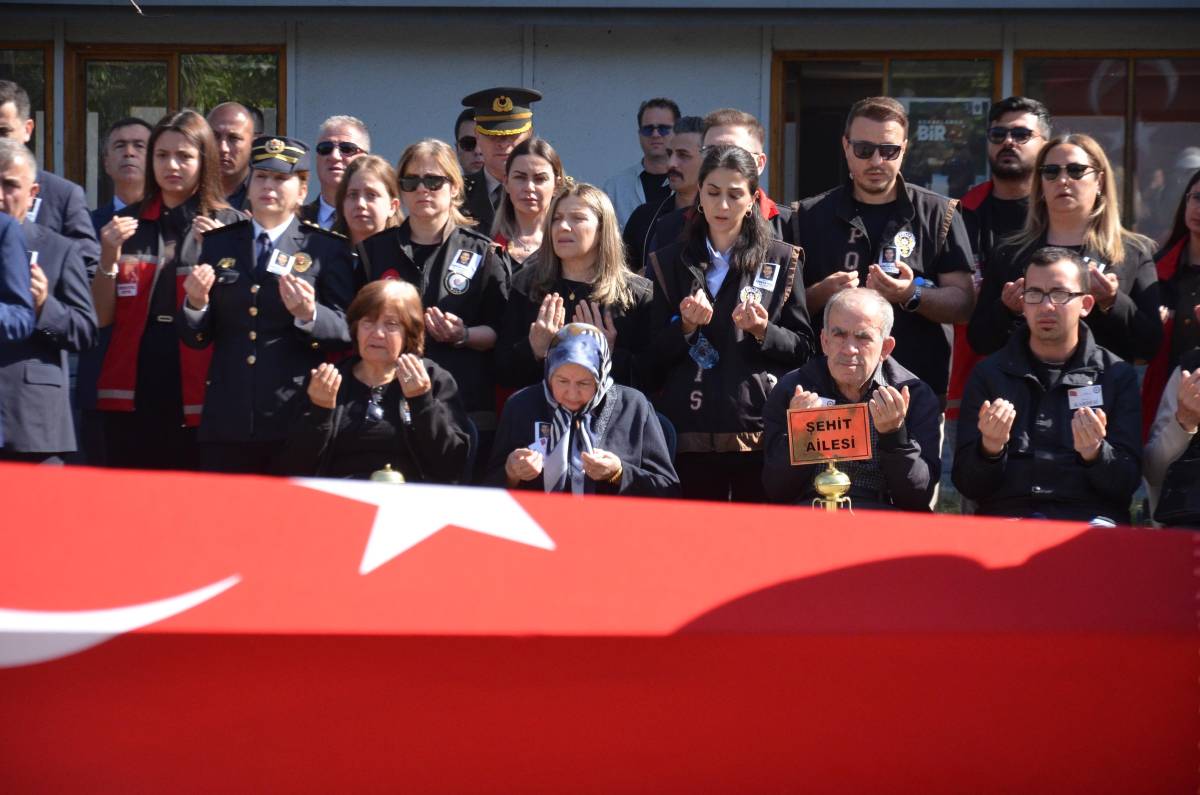 Şehit Polis Serkan Hızlı, İzmir'den dualarla uğurlandı