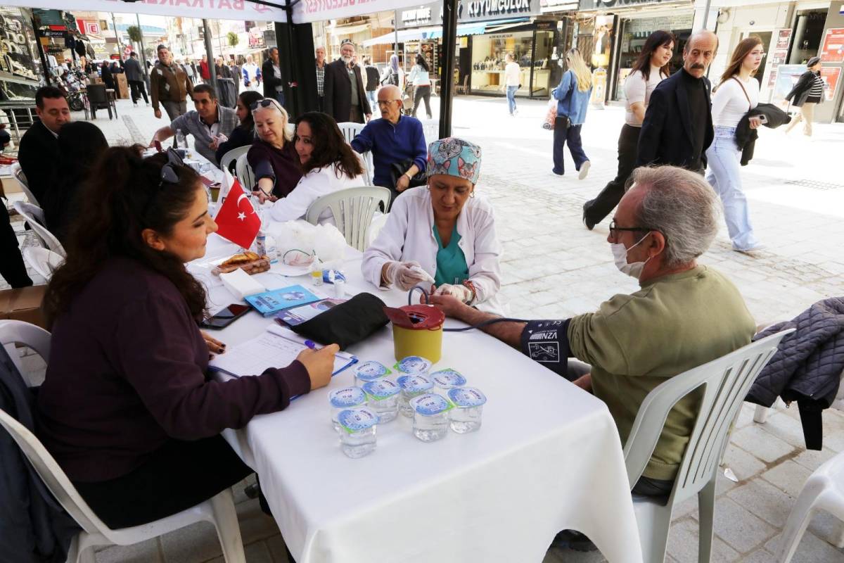Bayraklı’da Sağlık Haftası’nda Hizmet Vatandaşla Buluştu