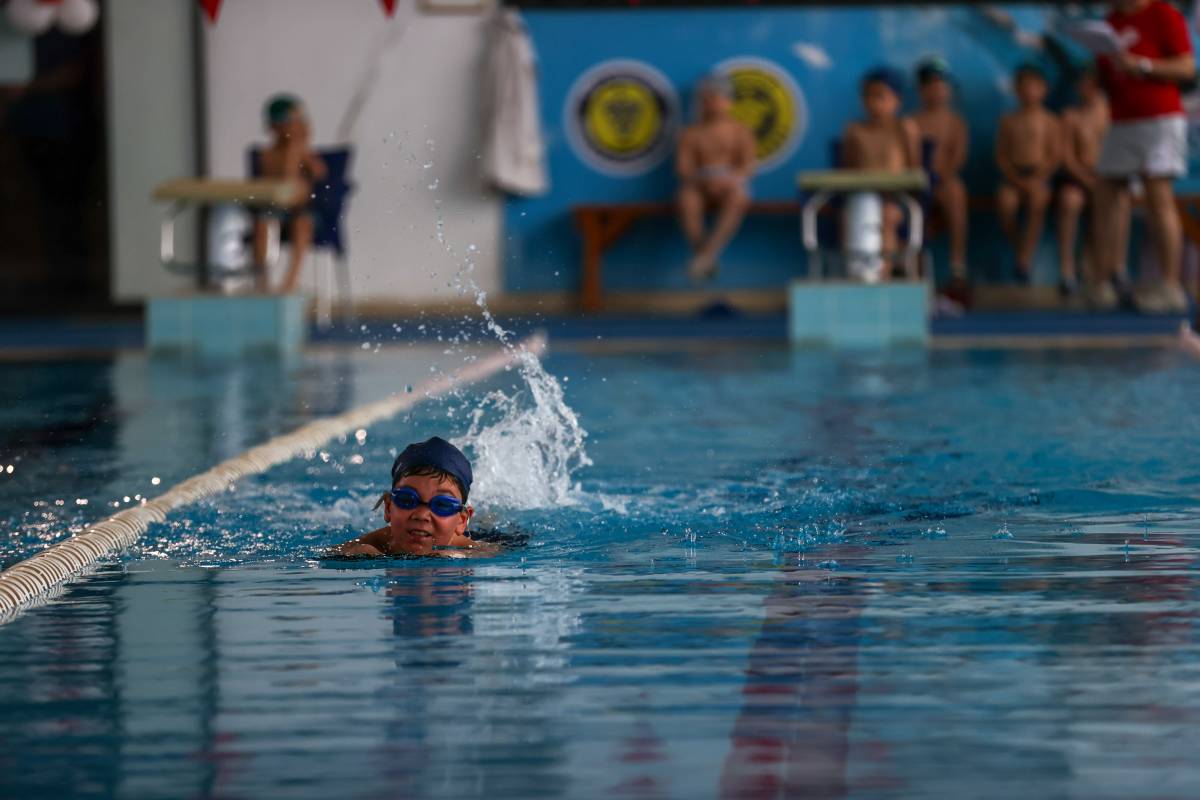 Buca'da 23 Nisan coşkusu havuza taşındı