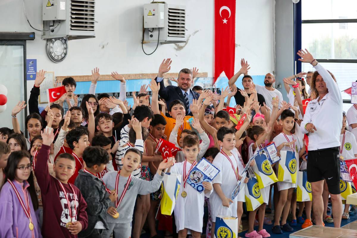 Buca'da 23 Nisan coşkusu havuza taşındı