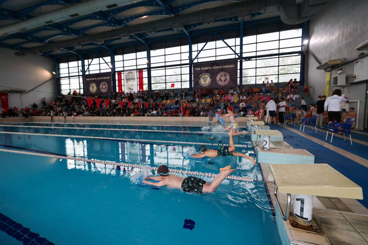 Buca'da 23 Nisan coşkusu havuza taşındı