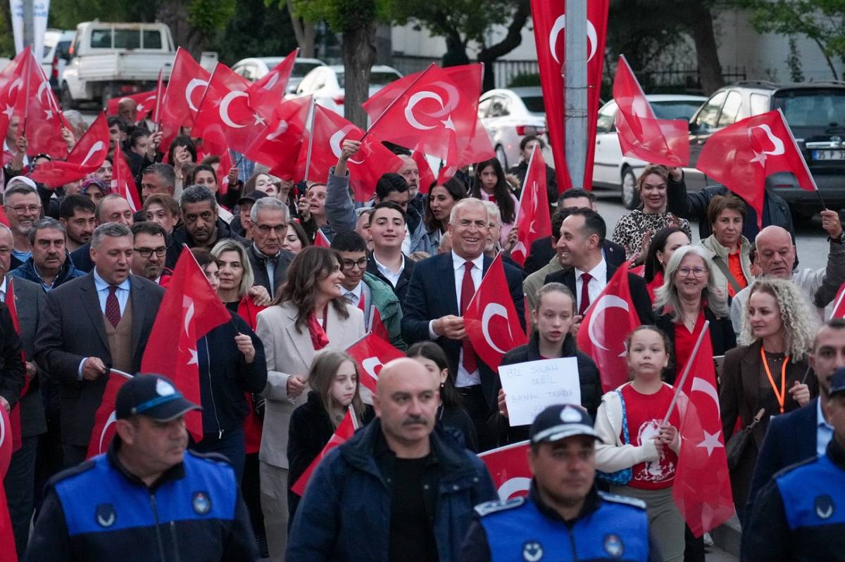 Gaziemir’de 23 Nisan coşkusu kortejle taçlandı