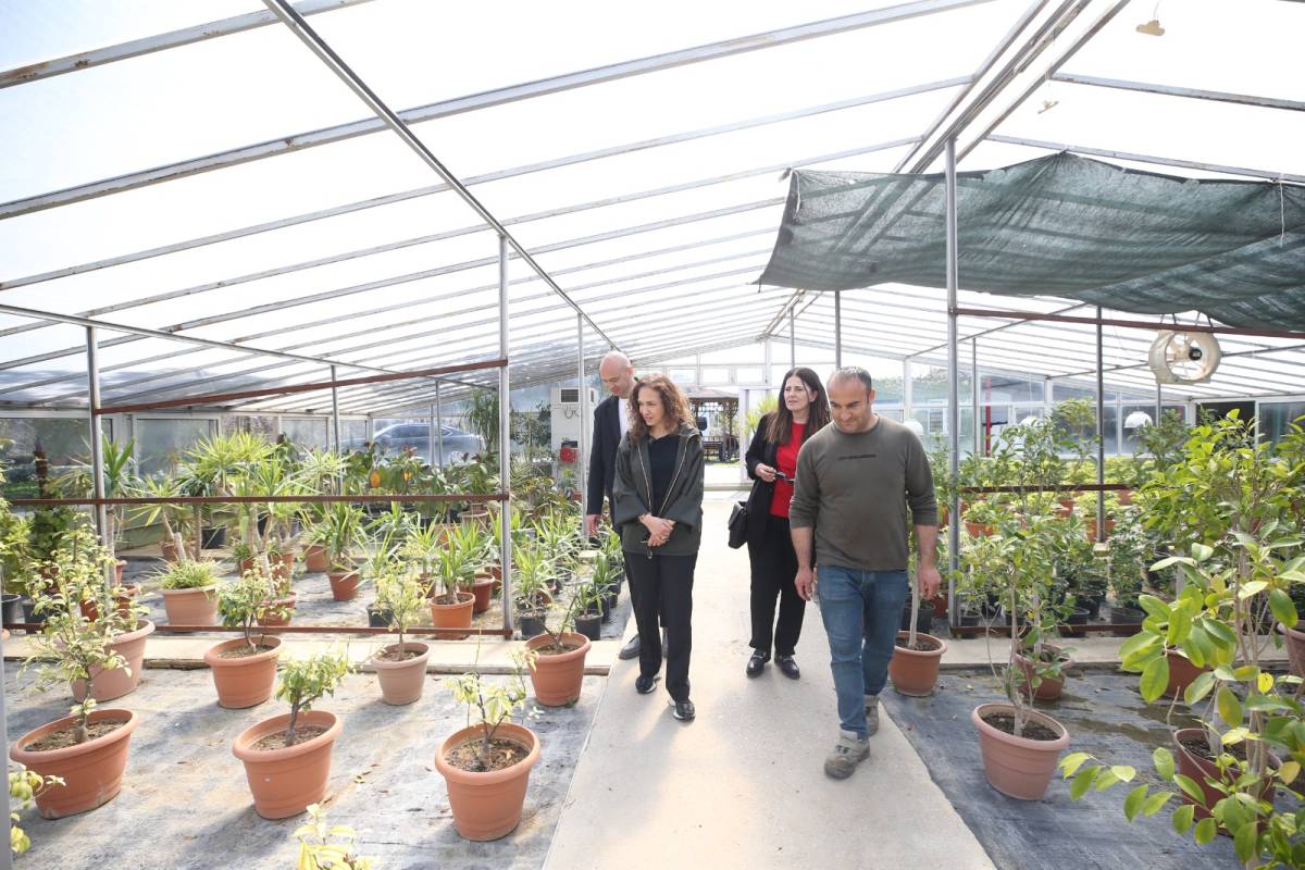 Karşıyaka Belediyesi üretiyor, parklar çiçek açıyor