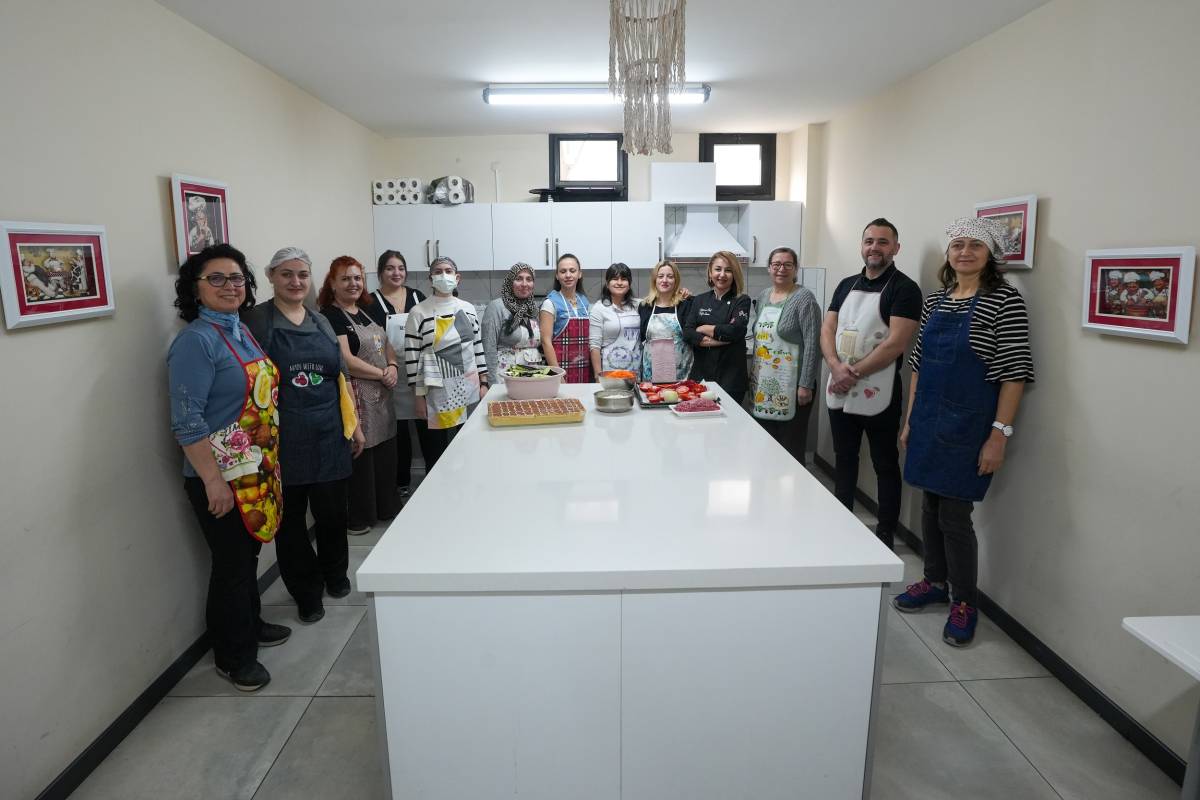 Mutfak atölyesinde Gaziemir’in yeni aşçıları yetişiyor