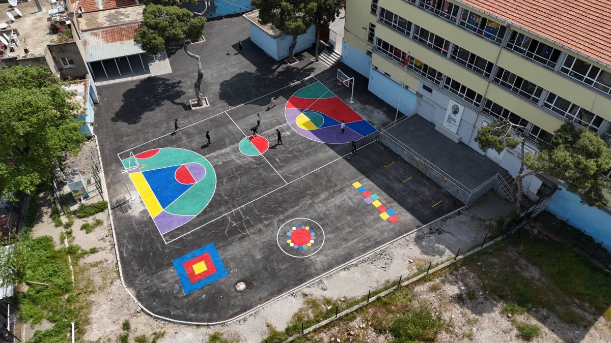 Konak’ta ‘renkli dokunuş’ okul bahçelerine de geldi