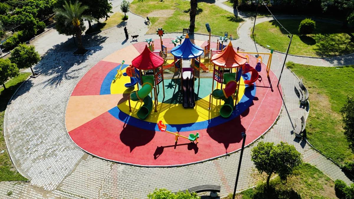 Narlıdere'de oyun parkı zeminleri yenileniyor