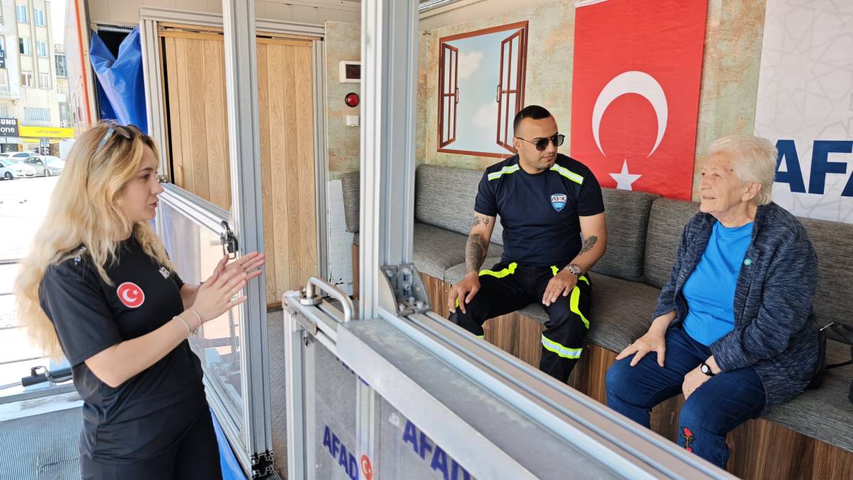 Aliağa'da deprem simülasyon tırı vatandaşlarla buluştu