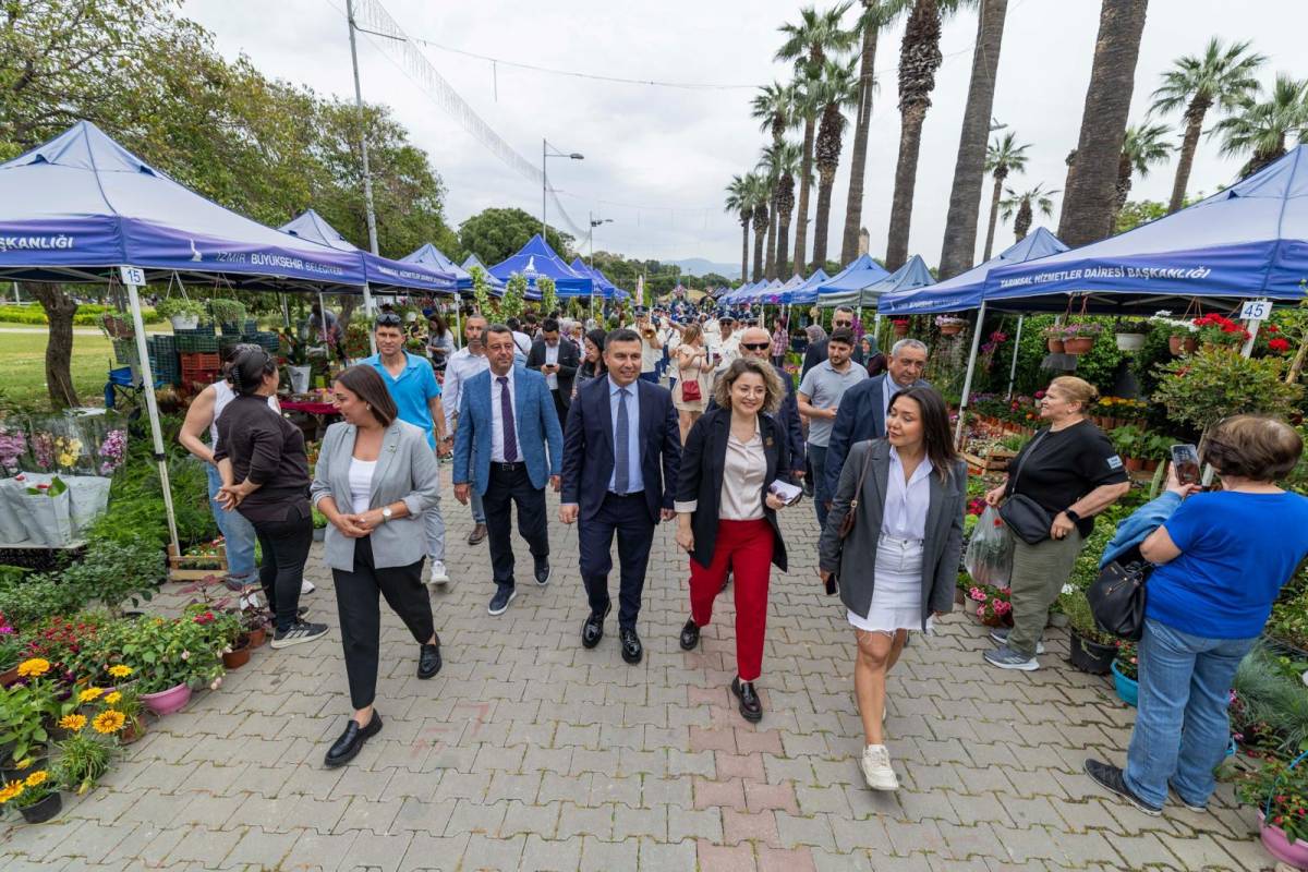 İzmir çiçek açtı, her yer rengârenk oldu