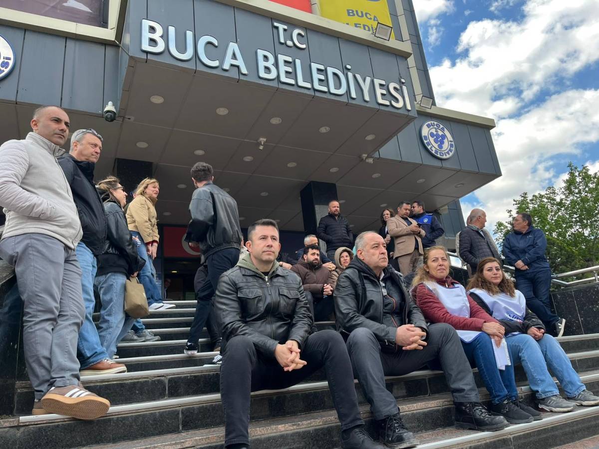 İzmir'de belediye memurlarının 'TİS' eylemi sürüyor
