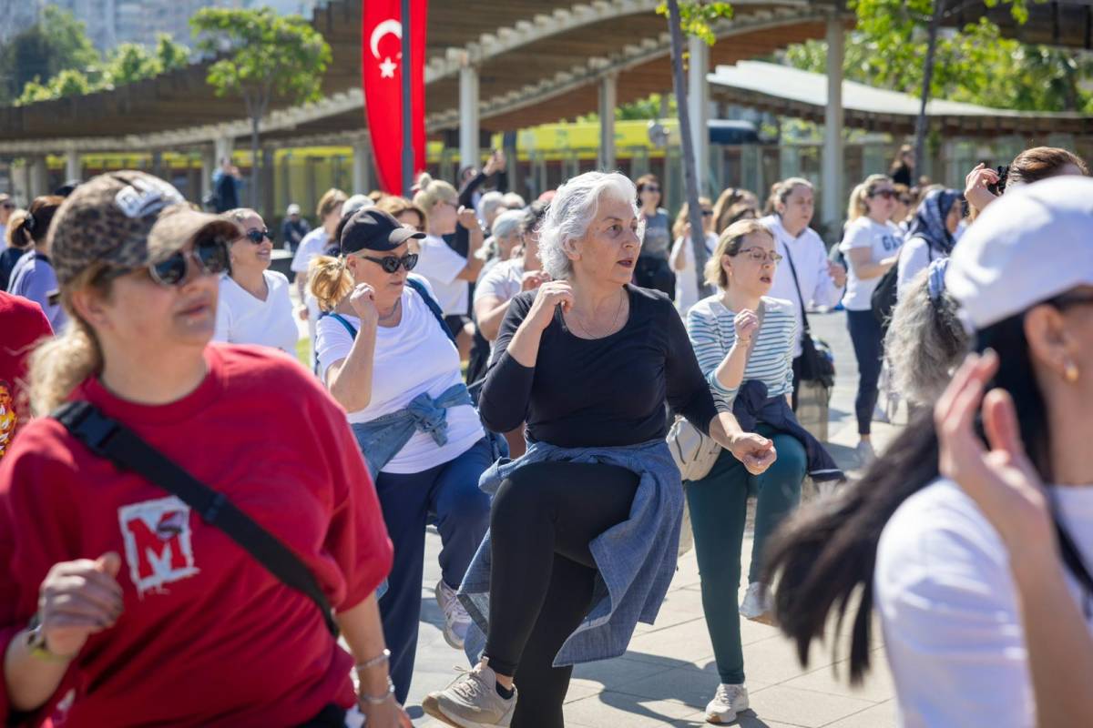 Konaklı annelerden Anneler Günü dansı
